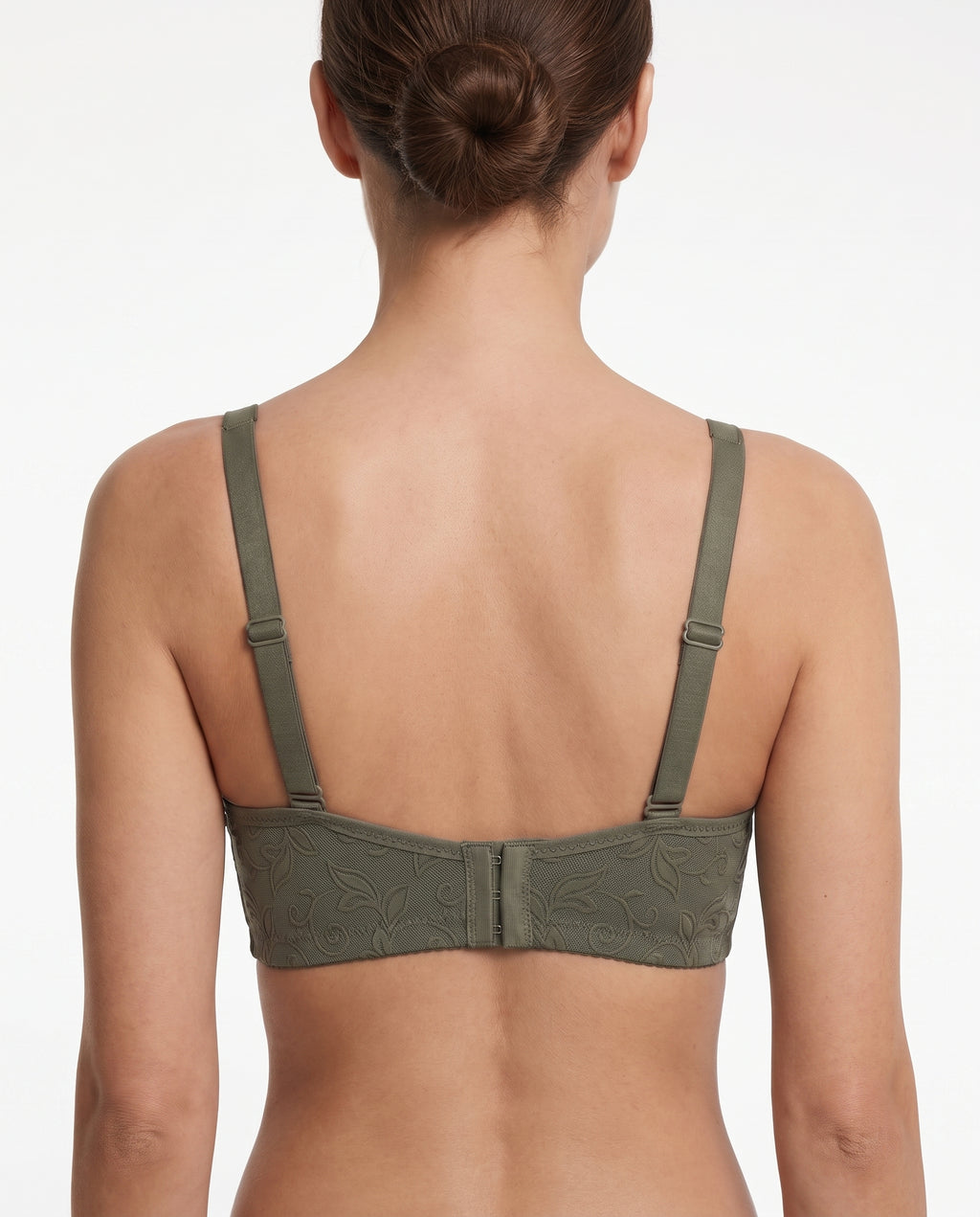 Designed for everyday comfort and elegance, this full coverage bra features an intricate floral-patterned fabric with a soft, feminine finish.