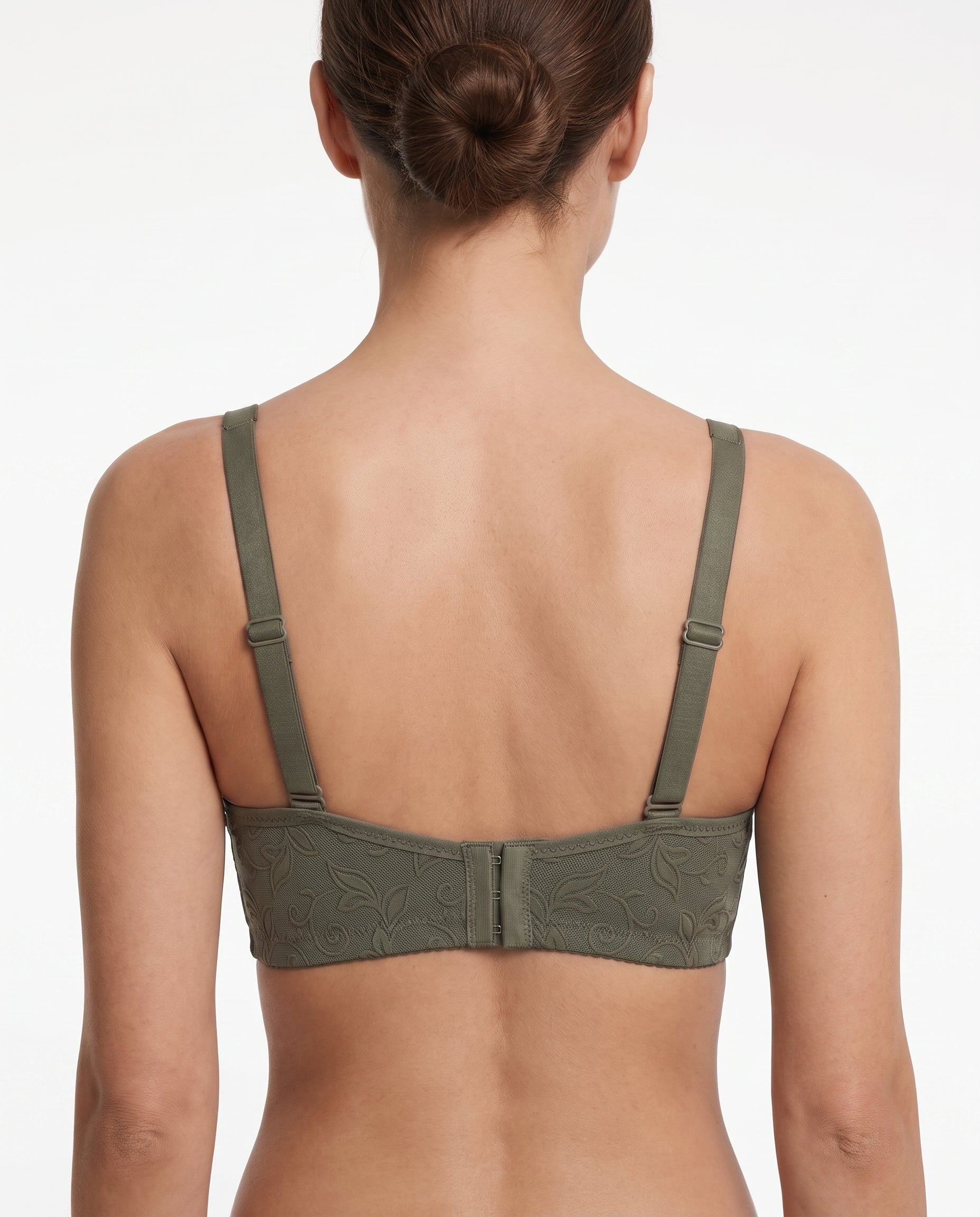 Designed for everyday comfort and elegance, this full coverage bra features an intricate floral-patterned fabric with a soft, feminine finish.