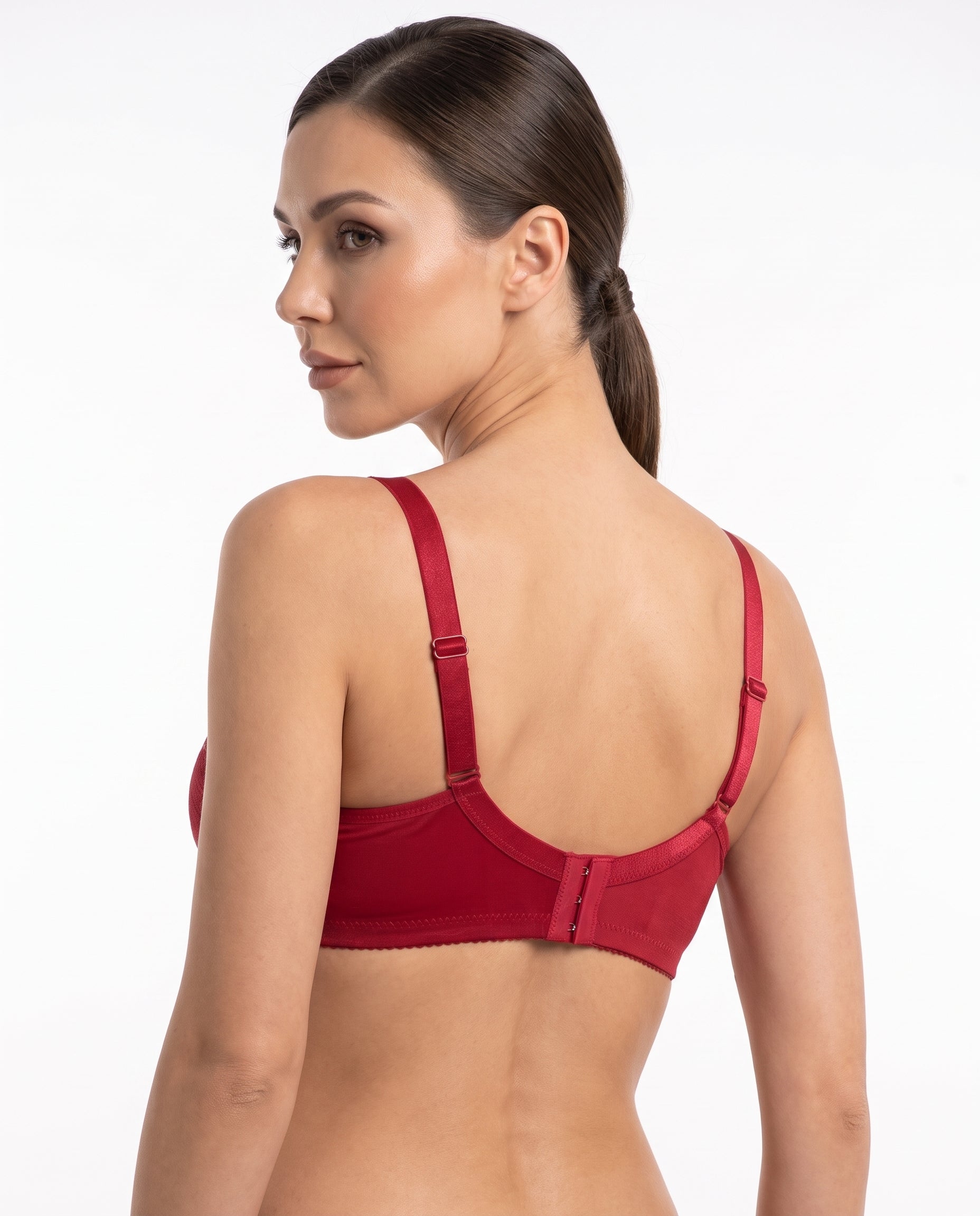 A beautifully designed bra combining comfort, support, and a refined feminine look. It features softly structured cups, adjustable shoulder straps, a smooth underband,