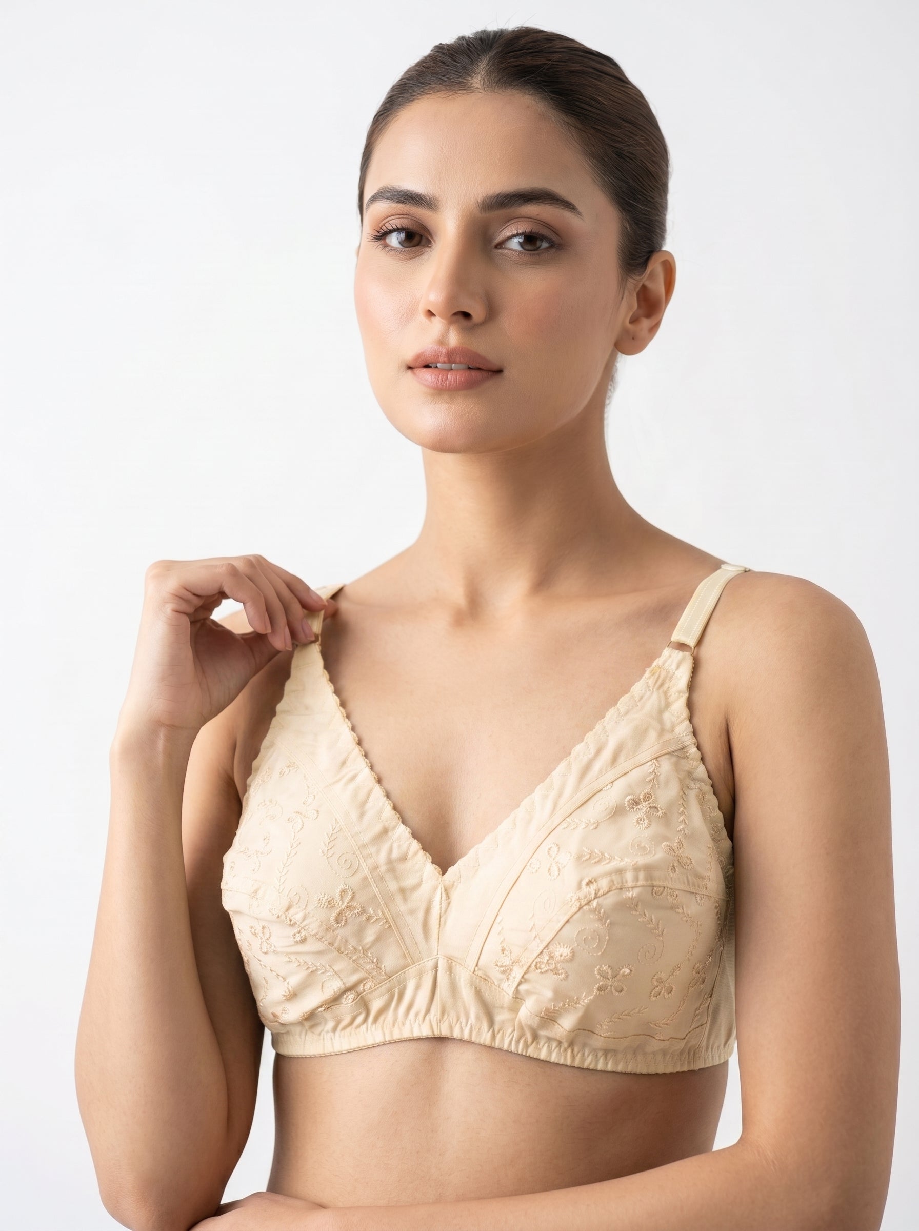 Full Coverage  Non-Wired Bra Non-wired design with full coverage cups and delicate embroidery for all-day comfort.  Adjustable straps and 3-hook back closure provide secure support with a smooth, elegant fit under any outfit.