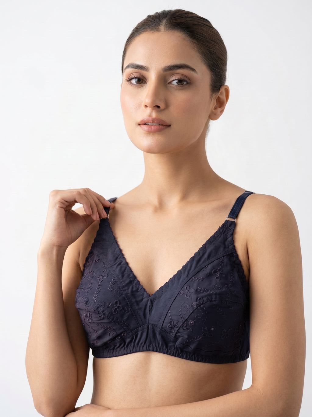 Full Coverage  Non-Wired Bra Non-wired design with full coverage cups and delicate embroidery for all-day comfort.  Adjustable straps and 3-hook back closure provide secure support with a smooth, elegant fit under any outfit.