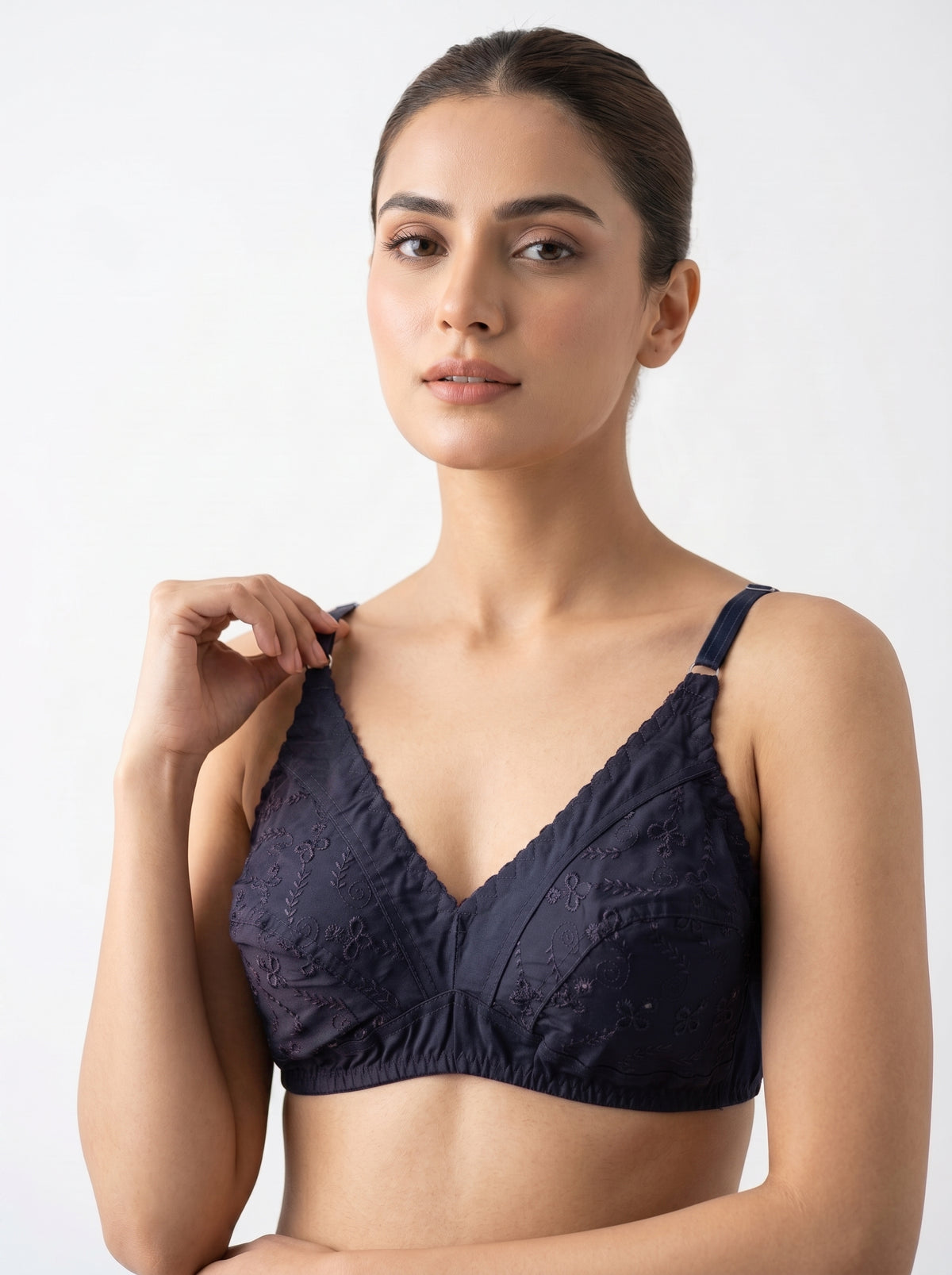 Full Coverage  Non-Wired Bra Non-wired design with full coverage cups and delicate embroidery for all-day comfort.  Adjustable straps and 3-hook back closure provide secure support with a smooth, elegant fit under any outfit.
