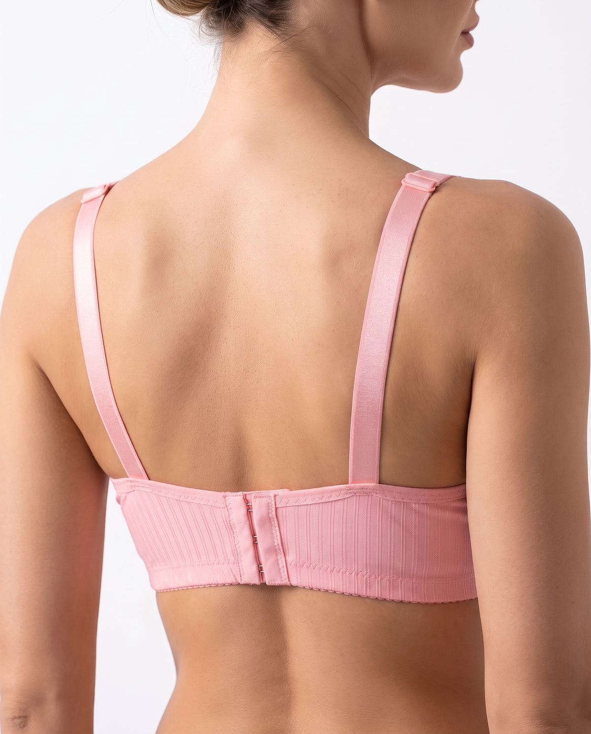 Elevate your everyday lingerie collection with this classic structured bra, designed for a flattering fit and comfortable everyday wear