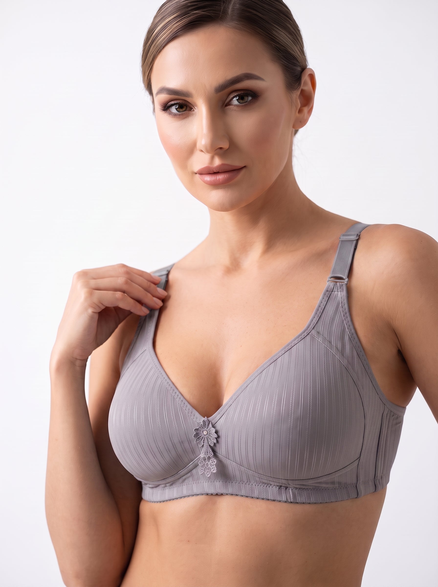 Elevate your everyday lingerie collection with this classic structured bra, designed for a flattering fit and comfortable everyday wear