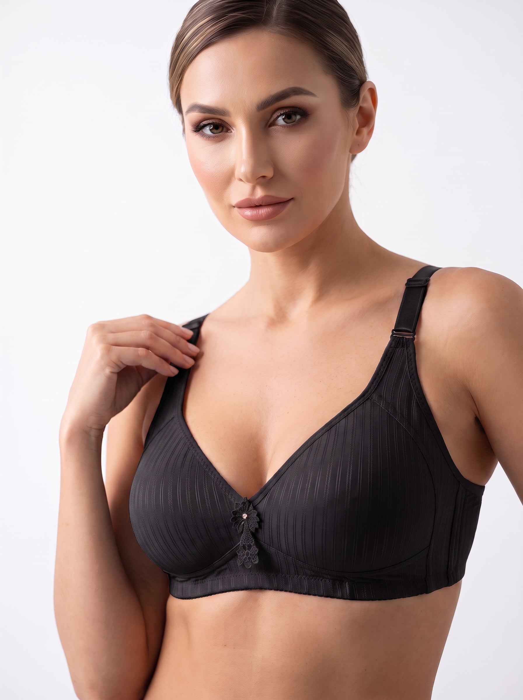 Elevate your everyday lingerie collection with this classic structured bra, designed for a flattering fit and comfortable everyday wear
