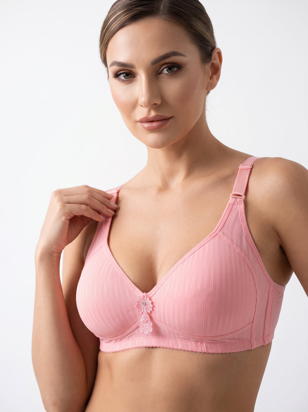 Elevate your everyday lingerie collection with this classic structured bra, designed for a flattering fit and comfortable everyday wear