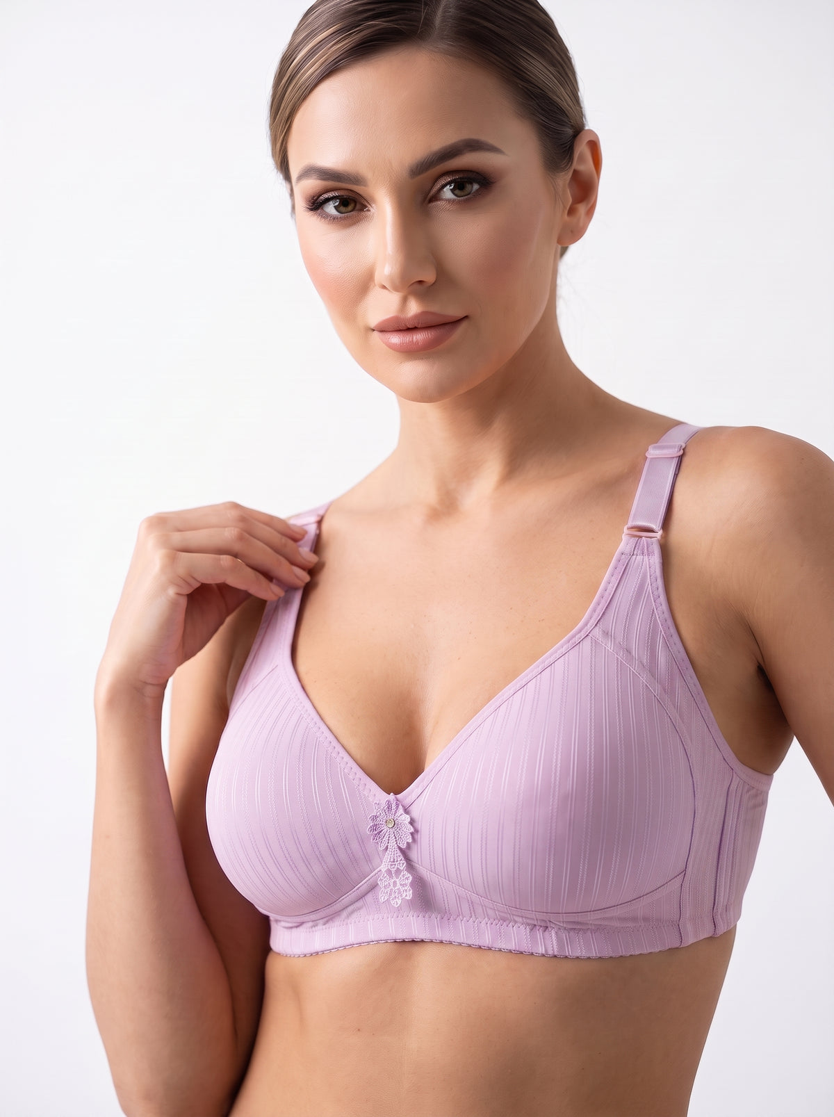 Elevate your everyday lingerie collection with this classic structured bra, designed for a flattering fit and comfortable everyday wear