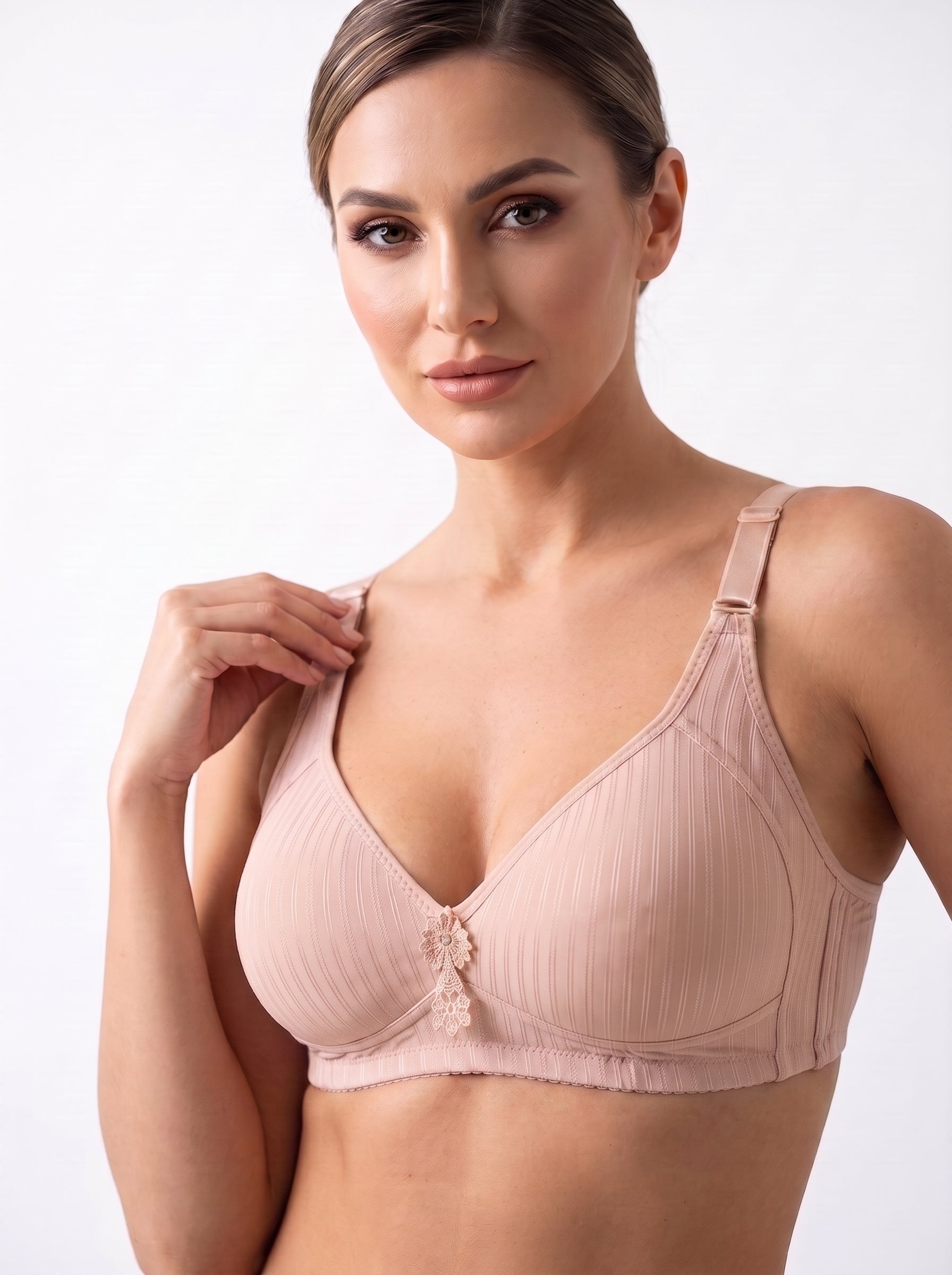 Elevate your everyday lingerie collection with this classic structured bra, designed for a flattering fit and comfortable everyday wear